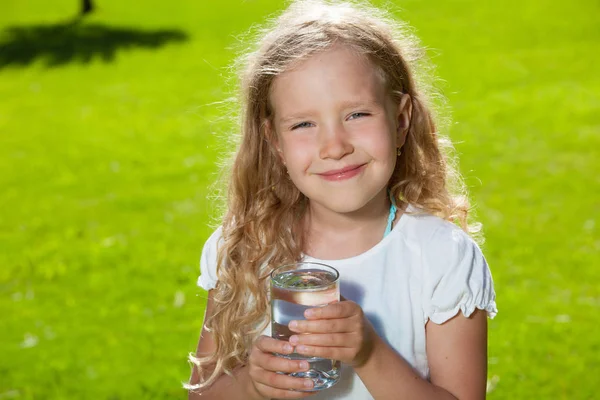 Bambino acqua potabile — Foto Stock