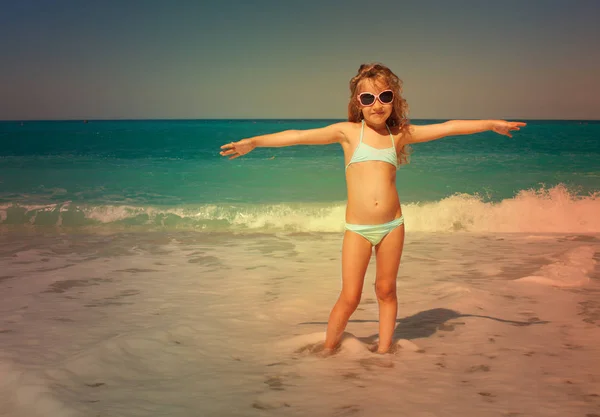 Kind op het strand — Stockfoto