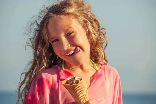 Niño con helado —  Fotos de Stock