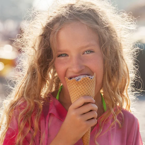 Enfant avec crème glacée — Photo