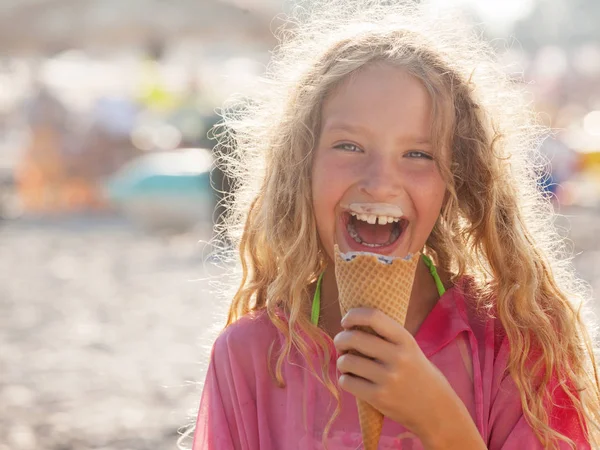 Enfant avec crème glacée — Photo