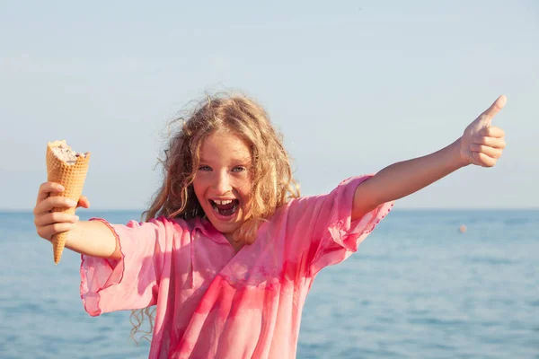 Child with ice cream — Stock Photo, Image