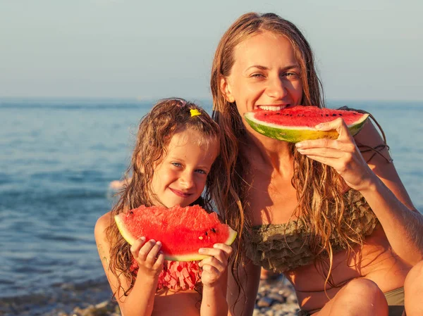 Kind met moeder eten van watermeloen — Stockfoto