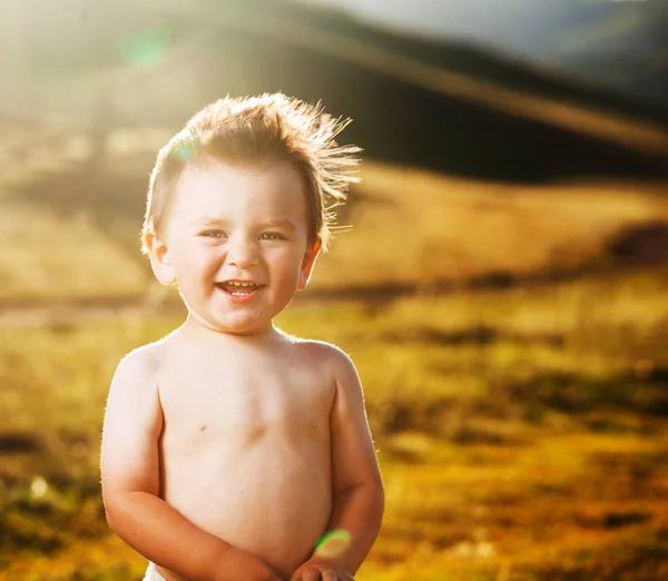 Bebê feliz ao pôr do sol — Fotografia de Stock