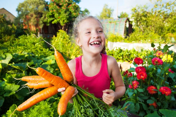 Anak dengan wortel — Stok Foto