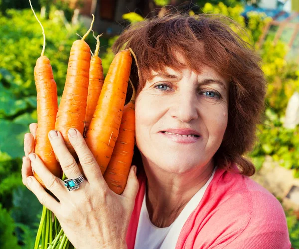 kadın hasat bahçede büyür
