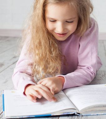 Çocuk kitabı okuyor