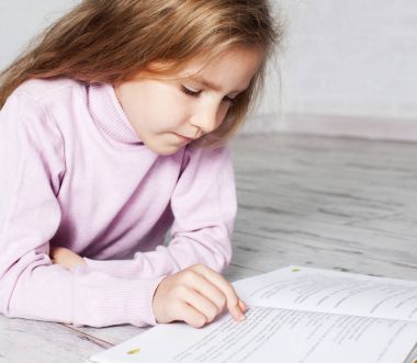 Çocuk kitabı okuyor