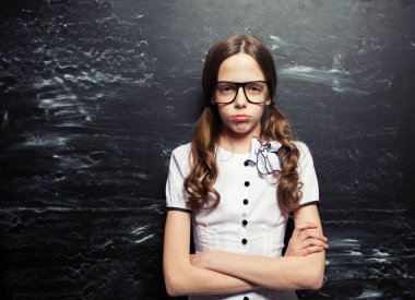 Blackboard yakınındaki üzgün kız