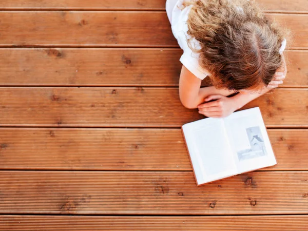 Child reading book at home — Stock Photo, Image