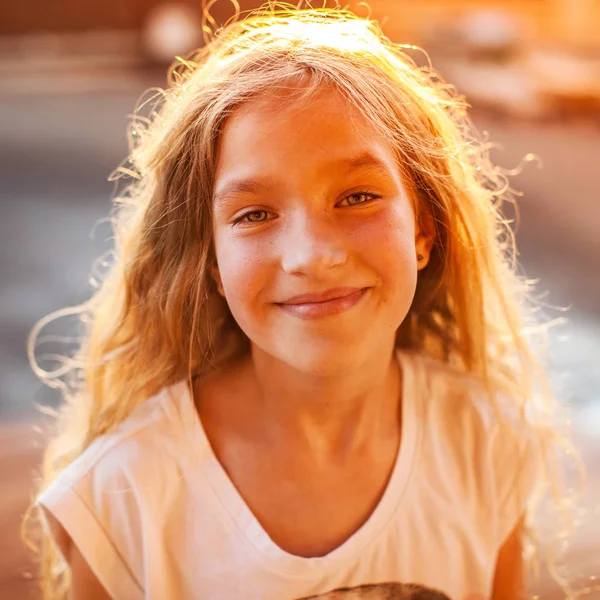 Criança feliz ao ar livre — Fotografia de Stock