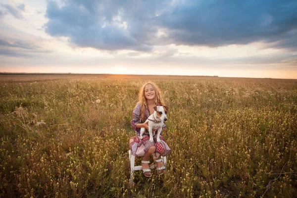 Kind mit Hund — Stockfoto