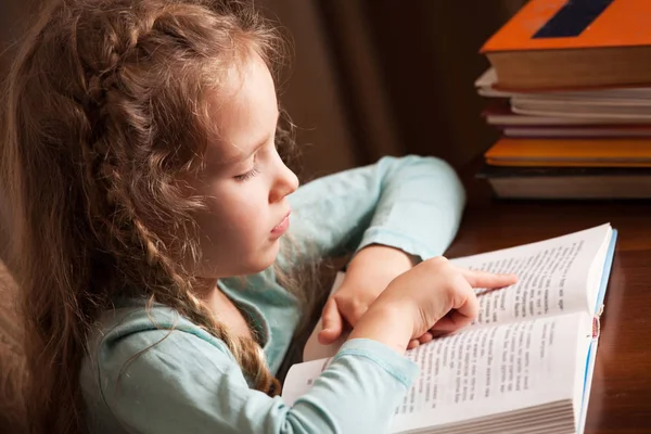 Menina leitura livro — Fotografia de Stock