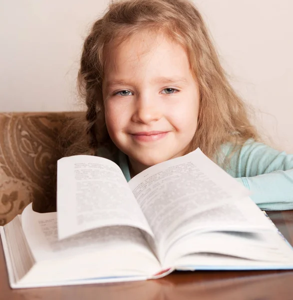Chica leyendo libro — Foto de Stock