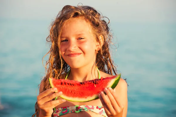 Kind isst Wassermelone — Stockfoto