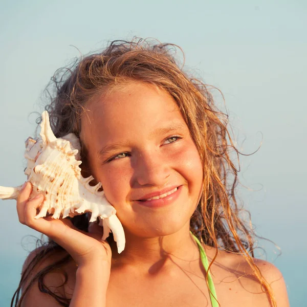 Dívka na mořském pozadí — Stock fotografie