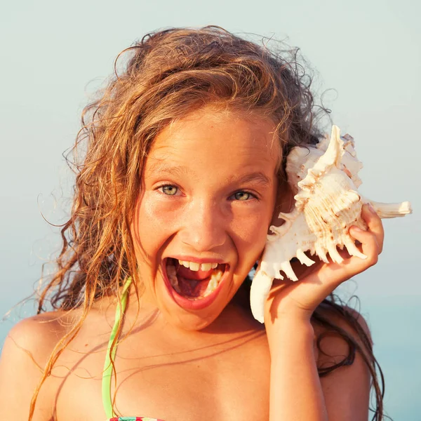 Dívka na mořském pozadí — Stock fotografie