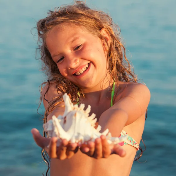 Meisje op zee achtergrond — Stockfoto