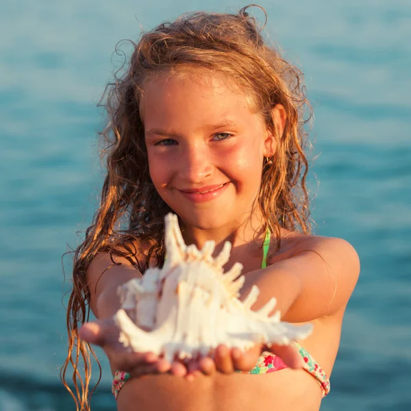 Mädchen auf dem Meer Hintergrund — Stockfoto