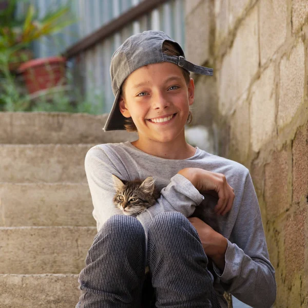 Happy teenager with kitten — Stock Photo, Image