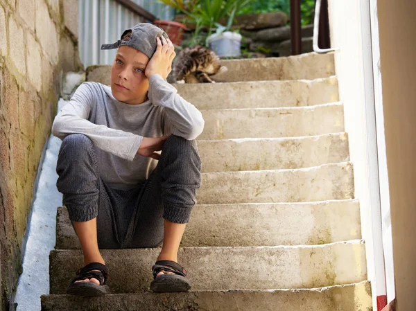 Triste adolescente ao ar livre — Fotografia de Stock