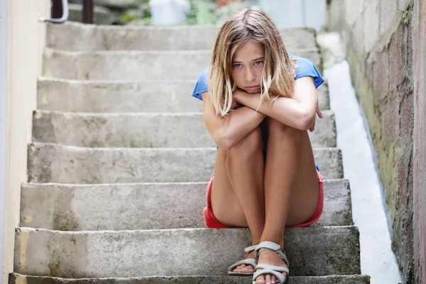 Triste adolescente menina ao ar livre — Fotografia de Stock