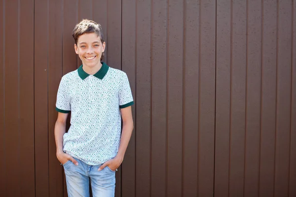 Sonriente adolescente al aire libre en verano — Foto de Stock