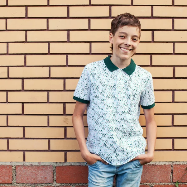 Sonriente adolescente al aire libre en verano —  Fotos de Stock