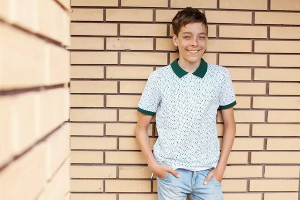 Χαμογελώντας έφηβος σε εξωτερικούς χώρους το καλοκαίρι — Φωτογραφία Αρχείου