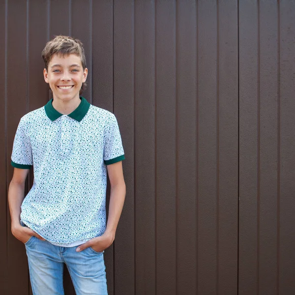 Χαμογελώντας έφηβος σε εξωτερικούς χώρους το καλοκαίρι — Φωτογραφία Αρχείου