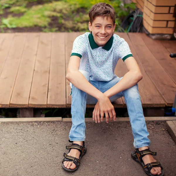 Sonriente adolescente al aire libre en verano — Foto de Stock