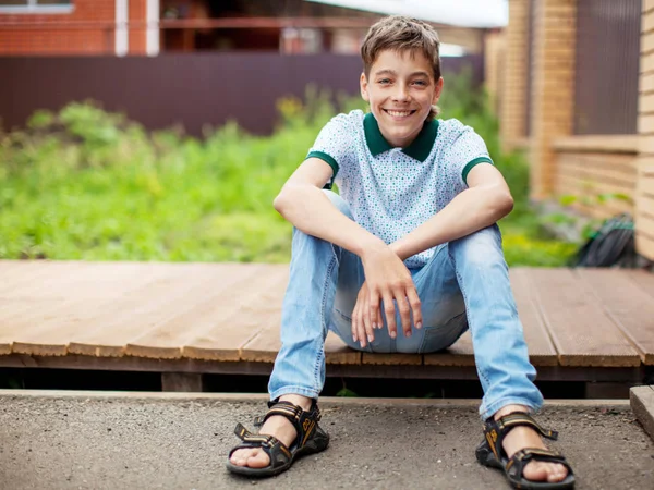 Leende Tonåring utomhus på sommaren — Stockfoto