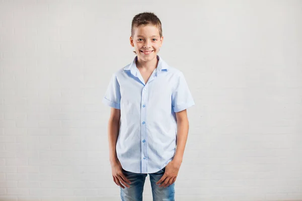 Adolescente feliz en la escuela — Foto de Stock