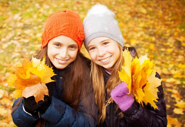 Las niñas en otoño — Foto de Stock