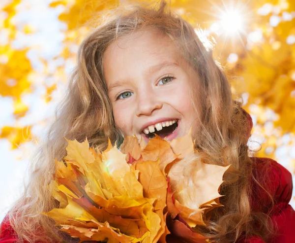 Mädchen im Herbst — Stockfoto