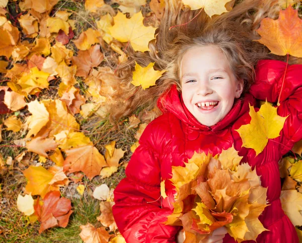 Meisje in de herfst — Stockfoto