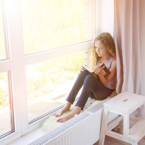 Girl reading book at home — Stock Photo, Image