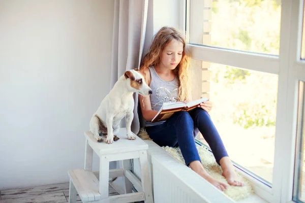 Girl reading book at home — Stock Photo, Image