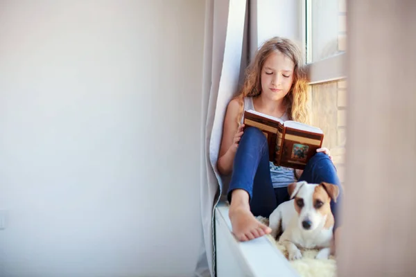 Chica leyendo libro en casa — Foto de Stock