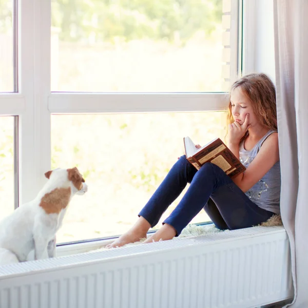Dívka čte knihu doma — Stock fotografie