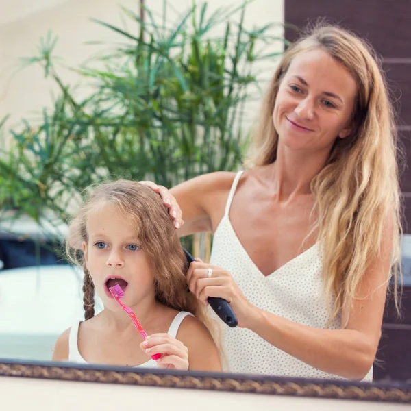 Matka i córka szczotkowanie zębów — Zdjęcie stockowe