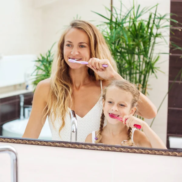 Мати і дочка чистять зуби — стокове фото