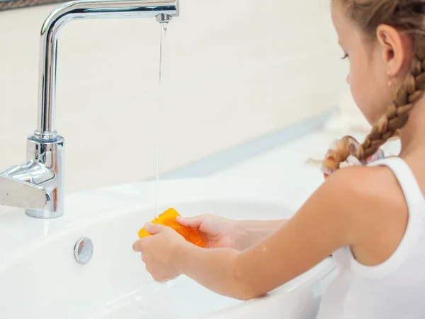 Kind wast zijn handen in de badkamer — Stockfoto