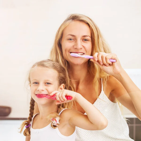 母亲和女儿刷牙 — 图库照片#