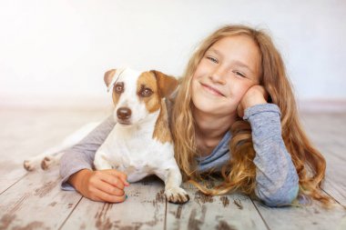 Köpekli mutlu çocuk. 
