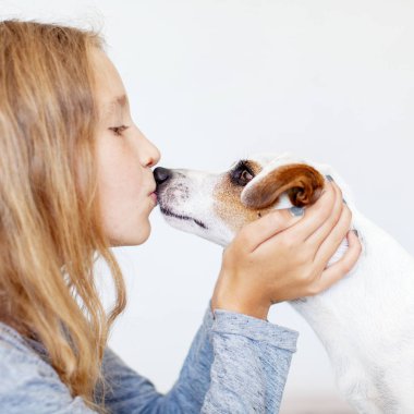 Köpekli mutlu çocuk. 