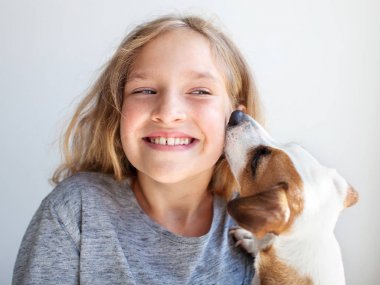 Köpekli mutlu çocuk. 