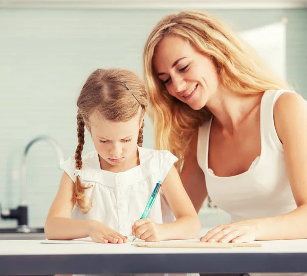 Bovenliggende leert een kind om te schrijven — Stockfoto