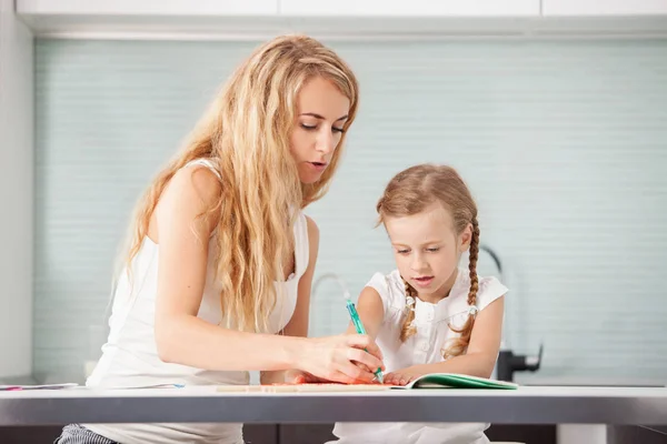 Bovenliggende leert een kind om te schrijven — Stockfoto