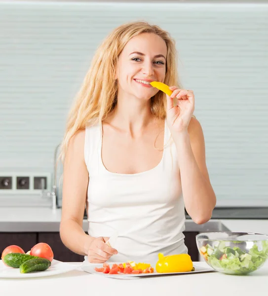 Jovem mulher preparando salada vegetal — Fotografia de Stock